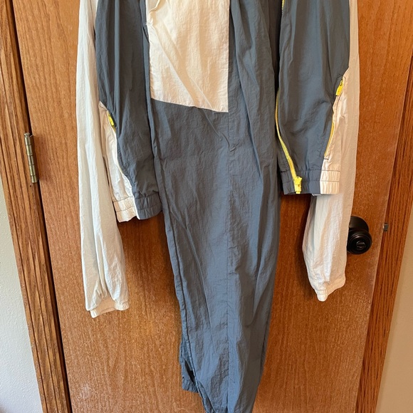Fabletics windbreaker set - Picture 4 of 5
